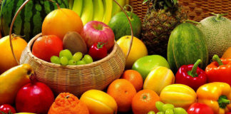 Estudio indica que comer frutas enteras es más saludable a prepararse batidos