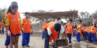 Escolares participan en taller de elaboración de adobes y relieves