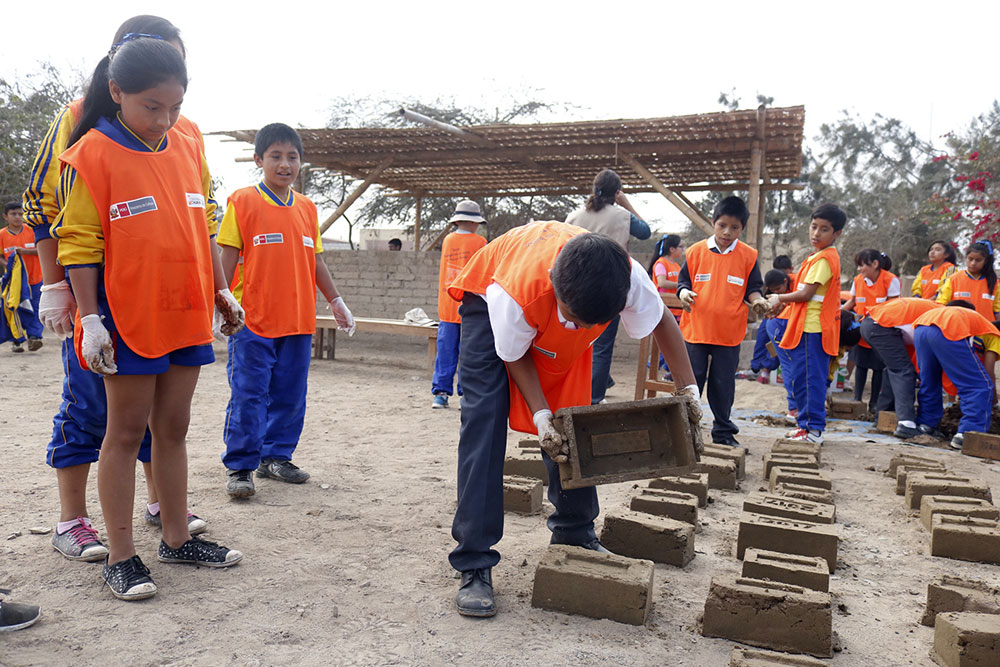 escolares-participan-en-taller-de-elaboracion-de-adobes-y-relieves