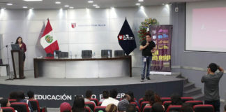 Artistas del diseño y arte gráfico imparten conferencia en UCV