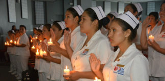 Futuros enfermeros de UCV reciben distintivos