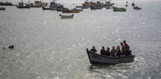 Cenizas del poeta Arturo Corcuera son esparcidas en el puerto de Salaverry