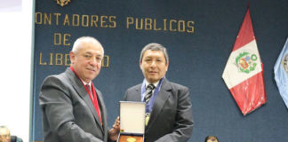 Colegio de Contadores Públicos distingue a docente de UPAO