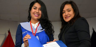 Estudiantes de Educación Inicial de UCV que iniciarán sus prácticas pre profesionales reciben distintivos