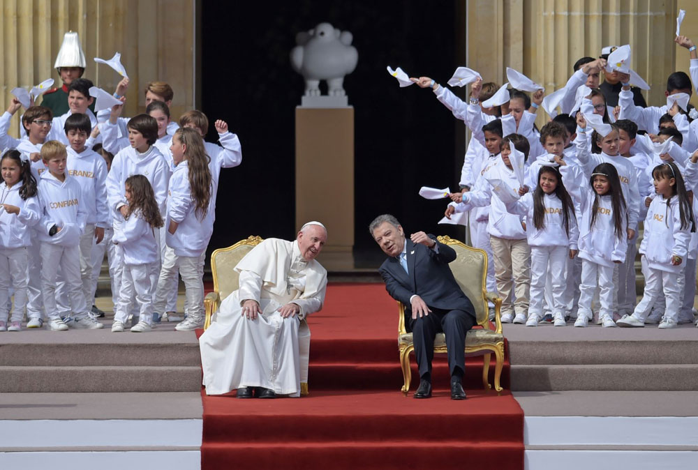 juan-manuel-santos-recibe-a-papa-francisco