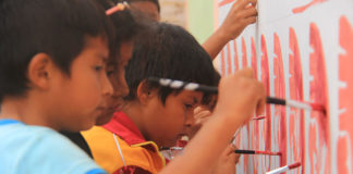 Escolares pintan mural con relieves del complejo arqueológico Chan Chan