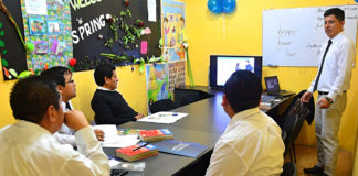 Conductores de taxis son capacitados en el idioma inglés por UCV