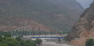 Estructura del puente Calemar es lanzada sobre el río Marañón