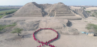 Forman gran lazo en Chan Chan por el Día de la Acción contra el Sida