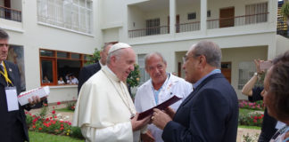 Minedu entrega a Papa compromiso para reforzar Formación Ciudadana en colegios