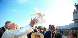 Papa Francisco visita Trujillo y reza por los afectados por El Niño costero