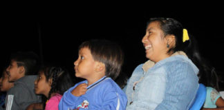 Niños de AltoTrujillo disfrutan del programa municipal ‘Barrio Cine’