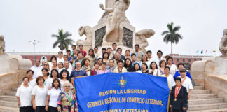 Artesanos de La Libertad celebran su día participando del izamiento del Pabellón Nacional