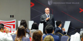 Periodista Augusto Álvarez Rodrich expone panorama político a empresarios en UCV