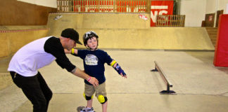 Recomiendan practicar Skate como terapia para niños con autismo