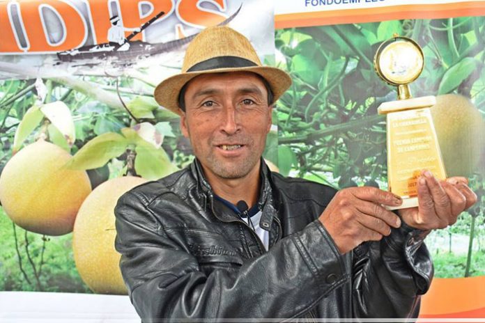 premian-al-mejor-productor-con-la-granadilla-de-oro-en-otuzco