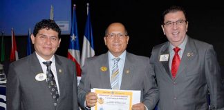 Director de Psicología de UPAO diserta y es premiado por Club de Leones
