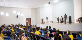 Escolares participan en homenaje a Cesar Vallejo Mendoza