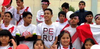 Estudiantes sordos de un Ceba del MINEDU interpretan el Himno Nacional en lengua de señas