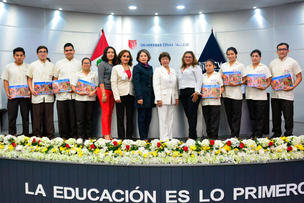 estudiantes-ucv-reciben-tablas-nutricionales-emotiva-ceremonia