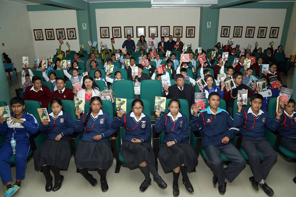 mpt-entrega-libros-fem-colegios-bibliotecas-otuzco