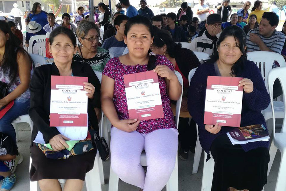 entregan-titulos-propiedad-vecinos-centro-poblado-victor-raul-haya-torre