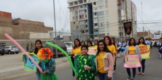 Estudiantes de UPN realizan un pasacalle Ambiental en Trujillo