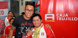 Volante nacional Christian Cueva firma autógrafos en Caja Trujillo