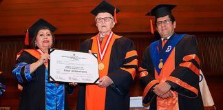 Académico Johan Leuridan Huys recibe Doctor Honoris Causa de UPAO