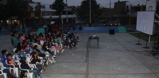 Niños disfrutan del programa ‘Barrio Cine’ en la urbanización ‘La Noria’