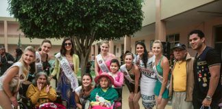 Reinas del Festival Internacional de la Primavera visitan el Asilo de Ancianos