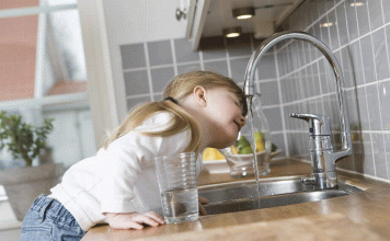 ¿Por qué no debes beber agua directamente del caño, de ríos o lagos?
