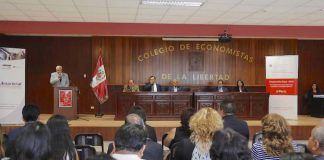Funcionarios de La Libertad becados por Suiza se gradúan en Gerencia y Finanzas Públicas