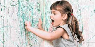 Razones por las que los niños rayan las paredes y lo que debes hacer