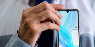 Sharp presenta el Aquos R2 Compact con doble notch en pantalla