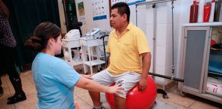 Crece demanda de terapistas físicos en Perú por problemas de salud ocupacional