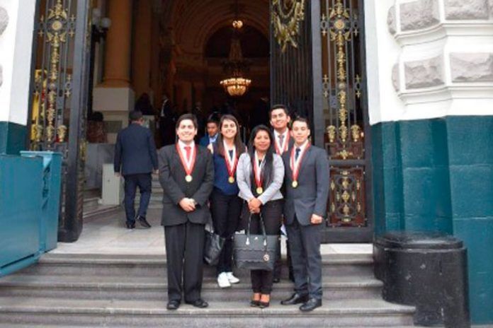 estudiante-ucv-participa-evento-organizado-congreso-republica