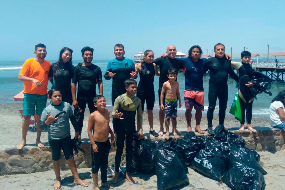 voluntarios-ejercito-surfistas-apoyan-limpieza-playas-huanchaco