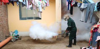 GERESA fumiga casas del centro de Paiján para controlar el dengue