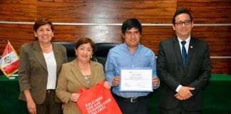 Premian a estudiantes que ocupan los primeros lugares en concurso de ensayos de UCV
