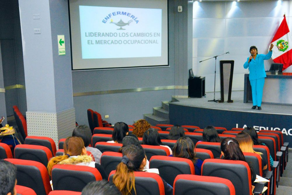 profesionales-enfermeria-ucv-capacitan-temas-liderazgo-emprendimiento
