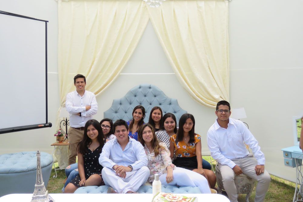 estudiantes-upn-presentan-muebleria-vintage-base-material-reciclable