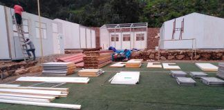 Alumnos de Lucma estudiarán en aulas prefabricadas entregadas por el GRLL