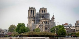 La gran cruz del altar y estatua de la Virgen María salvan del fuego en Notre Dame