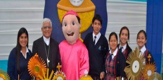 Escolares y religiosos exponen periódicos murales sobre la Eucaristía en Trujillo