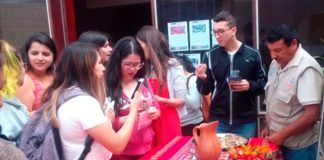 Visitantes degustan platos típicos durante visita gratuita a Chan Chan