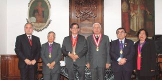 Médico peruano Ciro Maguiña recibe el grado de grado de Doctor Honoris Causa de la UNT
