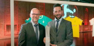 Peruano Claudio Pizarro recibe un importante premio en Alemania