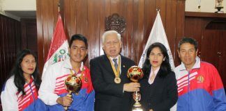 Los deportistas calificados de la UNT visitan el despacho rectoral con medallas y copa de campeones