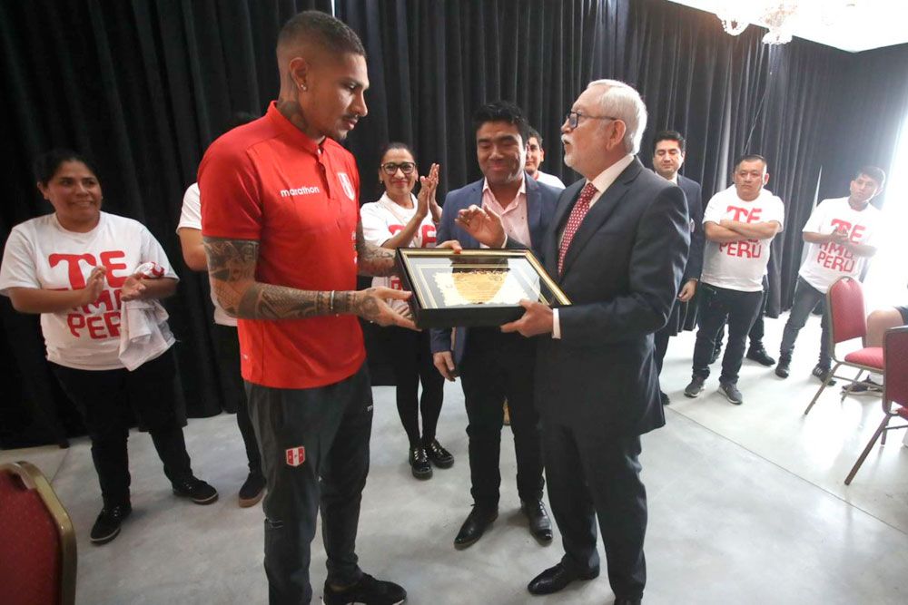 seleccion-peruana-recibe-homenaje-consulado-peruano-buenos-aires